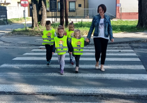 Dzieci przechodzą przez jezdnię